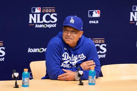 　記者会見に臨むドジャースのデーブ・ロバーツ監督＝１２日、ミルウォーキー（ＡＰ＝共同）