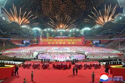 　平壌のメーデースタジアムを訪れた北朝鮮の金正恩朝鮮労働党総書記（中央）＝１２日（朝鮮中央通信＝共同）