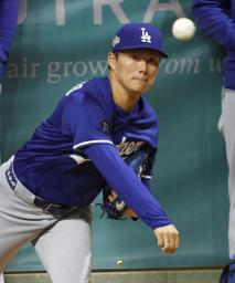 　ブルペンで投球するドジャース・山本＝ミルウォーキー（共同）