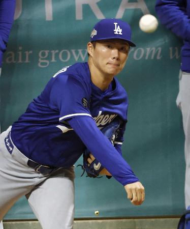　ブルペンで投球するドジャース・山本＝ミルウォーキー（共同）