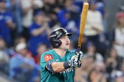 　ブルージェイズ戦の六回に同点ソロを放つマリナーズのカル・ローリー＝１２日、トロント（ゲッティ＝共同）