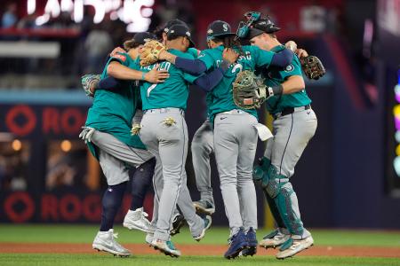 　ブルージェイズとの第１戦を制し、喜ぶマリナーズの選手たち＝１２日、トロント（イマジンイメージズ・ロイター＝共同）