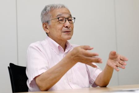 　取材に応じる土師守さん