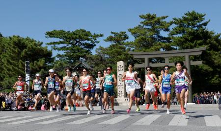 　出雲全日本大学選抜駅伝で、出雲大社前からスタートする選手たち