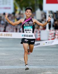 　出雲全日本大学選抜駅伝で、出雲大社前からスタートする選手たち