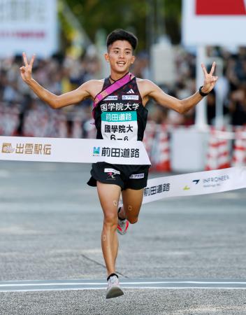 　ゴールする国学院大アンカーの上原琉翔。２年連続３度目の優勝を果たした＝出雲ドーム前