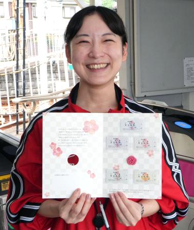 　南海電鉄高野線学文路駅の特製入場券の見本＝１３日午前、和歌山県橋本市