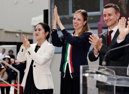 　イタリア館の式典に参加した（左から）宮原知子さん、カロリナ・コストナーさん＝１３日午前、大阪市此花区の夢洲