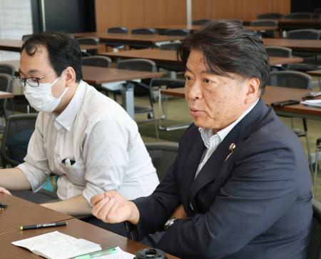 　佐賀県弁護士会から意見聴取する共産党の仁比聡平参院議員（手前）＝１３日午前、佐賀市