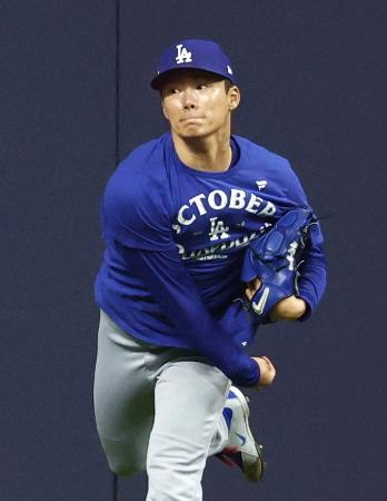 　キャッチボールするドジャース・山本＝ミルウォーキー（共同）