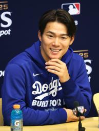 　キャッチボールするドジャース・山本＝ミルウォーキー（共同）