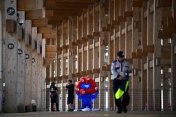 　閉幕から一夜明け、閑散とする大阪・関西万博会場の大屋根リング下＝１４日午前、大阪市此花区の夢洲