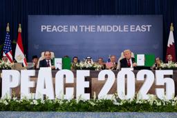 　パレスチナ自治区ガザの和平を巡る首脳級会合で関連文書に署名したトランプ米大統領（右）とエジプトのシシ大統領＝１３日、エジプト東部シャルムエルシェイク（ロイター＝共同）