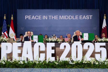 　パレスチナ自治区ガザの和平を巡る首脳級会合で関連文書に署名したトランプ米大統領（右）とエジプトのシシ大統領＝１３日、エジプト東部シャルムエルシェイク（ロイター＝共同）