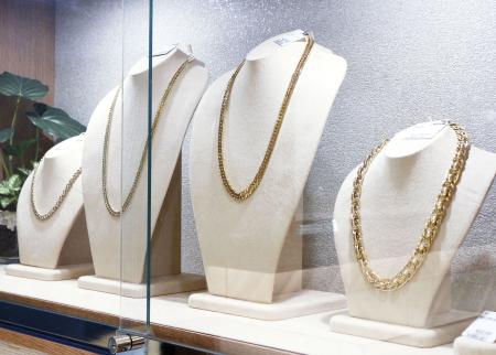 　中古ブランド品を扱うコメ兵の店頭に並ぶ金のネックレス＝９月、東京・銀座