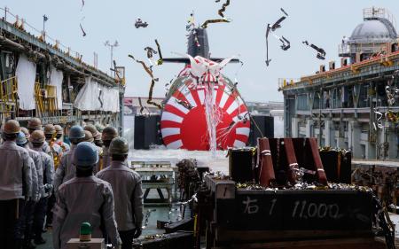 　川崎重工業神戸工場で開かれた新造潜水艦「そうげい」の進水式＝１４日正午ごろ、神戸市中央区