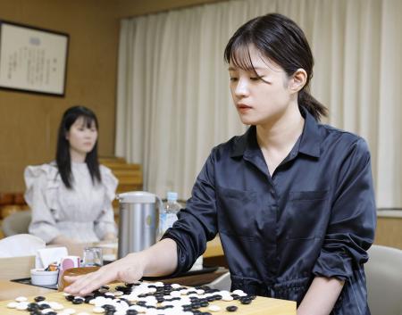 　囲碁の第４４期女流本因坊戦５番勝負の第３局で星合志保四段を破った藤沢里菜女流本因坊＝１４日午後、東京都千代田区の日本棋院