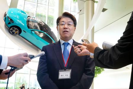 　小米科技（シャオミ）のＥＶ工場を視察後、取材に応じる東京都日中友好議員連盟協議会の東村邦浩会長＝１４日、北京（共同）