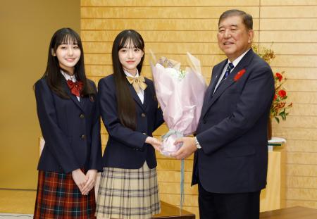 　ファッション雑誌「ニコラ」専属モデルの（左から）崎浜梨瑚さん、中瀬梨里さんと写真に納まる石破首相＝１４日夜、首相官邸