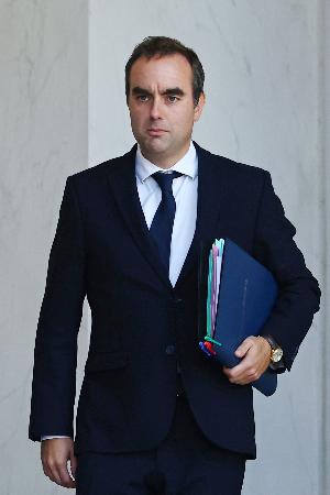 　フランス・パリの大統領府を出るルコルニュ首相＝１４日（ロイター＝共同）