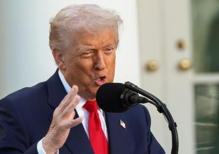 　米ホワイトハウスで話すトランプ大統領＝１４日、ワシントン（ロイター＝共同）