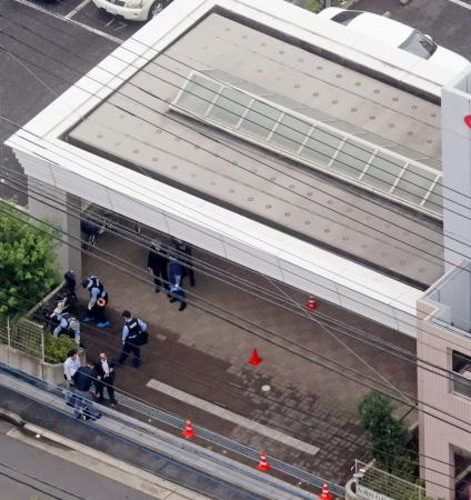 　入所者の女性２人が死亡する事件があった老人ホームを調べる捜査員＝１５日午前９時３６分、埼玉県鶴ケ島市で共同通信社ヘリから
