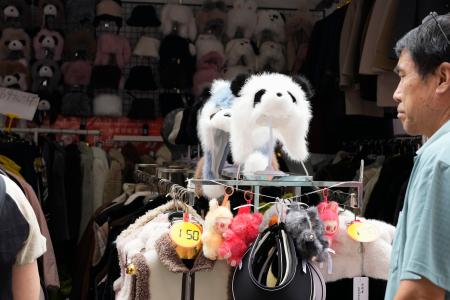 　帽子や衣類などを売る北京市内の露店＝９月（共同）