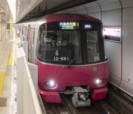 　都営地下鉄大江戸線（東京都交通局提供）