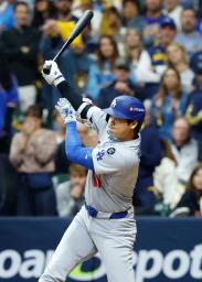 　ブルワーズ戦の７回、右前適時打を放つドジャース・大谷＝ミルウォーキー（共同）