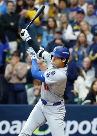 　ブルワーズ戦の７回、右前適時打を放つドジャース・大谷＝ミルウォーキー（共同）