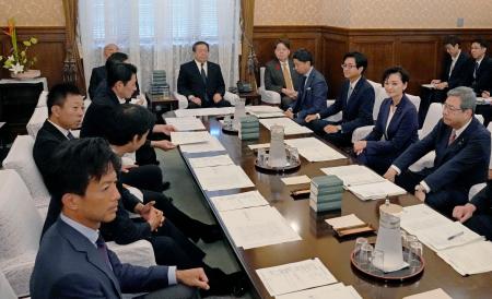 　国会内で開かれた衆院の議院運営委員会理事会。奥右は林官房長官＝１５日午前