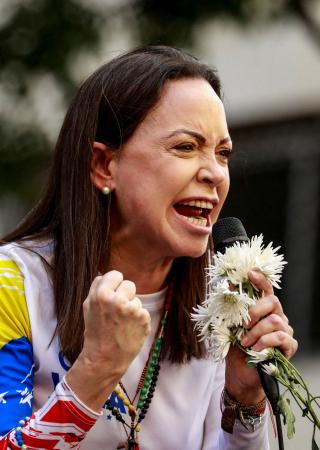 　ベネズエラ・カラカスで、支持者に向けて演説する野党指導者マリア・コリナ・マチャド氏＝１月（ロイター＝共同）