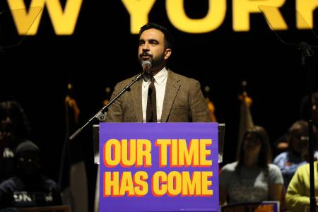 　米ニューヨークの集会で演説する市長選候補のゾーラン・マムダニ氏＝１３日（ゲッティ＝共同）