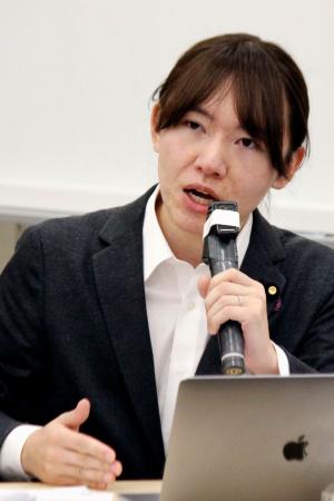 　ＡＩを活用した民主主義の在り方を検討する超党派の勉強会の初会合であいさつするチームみらいの安野党首＝１５日午前、国会