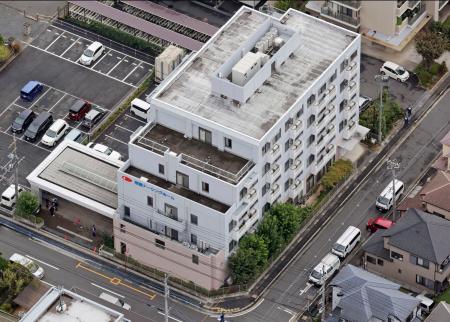 　入所者の女性２人が死亡する事件があった老人ホーム「若葉ナーシングホーム」＝１５日午前９時４２分、埼玉県鶴ケ島市（共同通信社ヘリから）