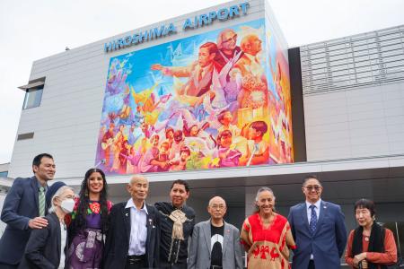 　壁画の完成披露式に出席した作者のアドリー・デルロシオさん（左から３人目）とカルロス・アルベルトさん（同５人目）ら＝１５日午前、広島空港