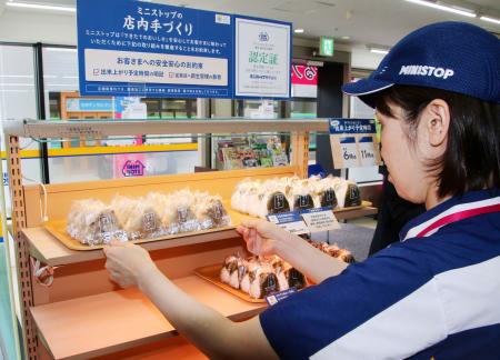 　店内調理が再開し、陳列されるミニストップのおにぎり＝１５日午後、千葉市