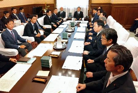 　国会内で開かれた衆院の議院運営委員会理事会。公明党の吉田宣弘衆院議員（右手前から２人目）は与党と向かい合う野党側の席に着席した＝１５日午前