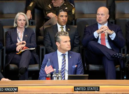 　ＮＡＴＯ国防相理事会に出席したヘグセス米国防長官（手前）＝１５日、ブリュッセル（共同）