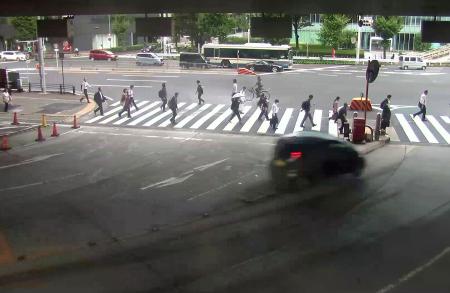 　防犯カメラに写った、事故直前に反対車線にはみ出す軽乗用車＝１５日午前７時４０分ごろ、名古屋市中村区