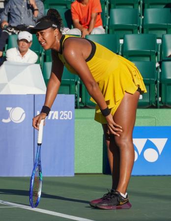 　シングルス２回戦　第３セットの途中で左太ももを痛め、顔をしかめる大坂なおみ＝モリタＴＣうつぼ