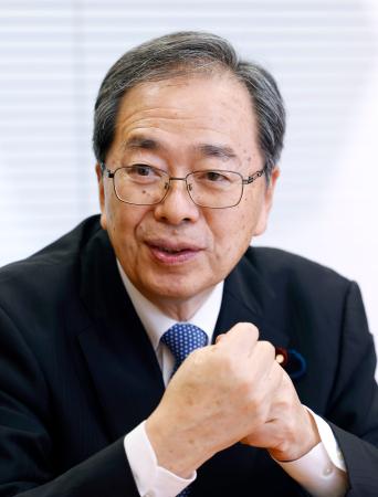 　インタビューに答える公明党の斉藤代表