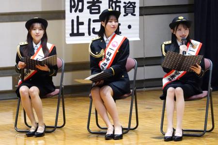 　警視庁神田署の一日署長に就任したアイドルグループ「≠ＭＥ」の本田珠由記さん（右）ら＝１５日午後、東京都千代田区