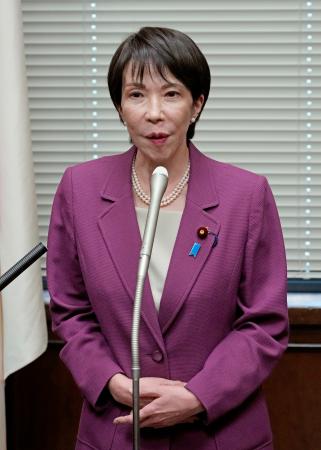 　国民民主党の玉木代表との会談を終え、記者団の取材に応じる自民党の高市総裁＝１５日午後、国会