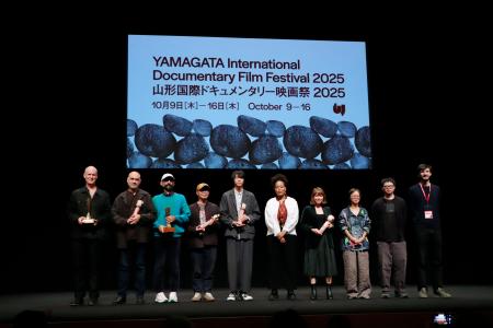 　山形国際ドキュメンタリー映画祭の各部門を受賞した監督ら＝１５日午後、山形市