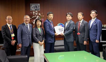 　中野国交相（右から３人目）に要望書を手渡す三重県四日市市の森智広市長（同４人目）＝１６日午後、国交省