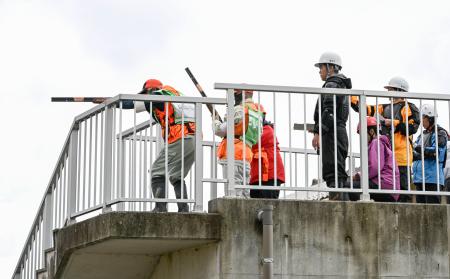　高台から模擬銃でクマを狙う訓練の参加者＝１６日午後、島根県益田市