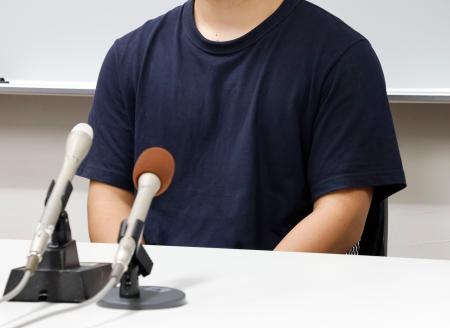 　記者会見する私立関西高の元野球部員＝１６日午後、岡山市北区