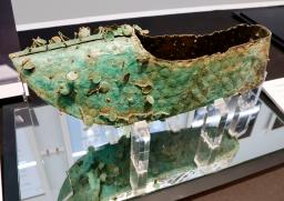 　奈良県斑鳩町の藤ノ木古墳から出土した国宝の「金銅製冠」