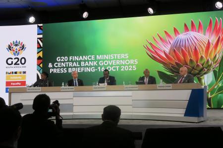 　記者会見するＧ２０議長国の南アフリカの担当者ら＝１６日、米ワシントン（共同）